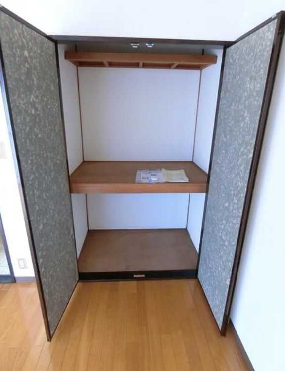 パインハイツ　南西角部屋　礼金０　バストイレ別の収納