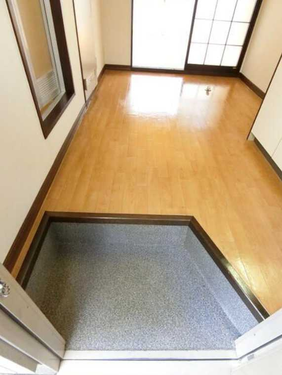 パインハイツ　南西角部屋　礼金０　バストイレ別の玄関