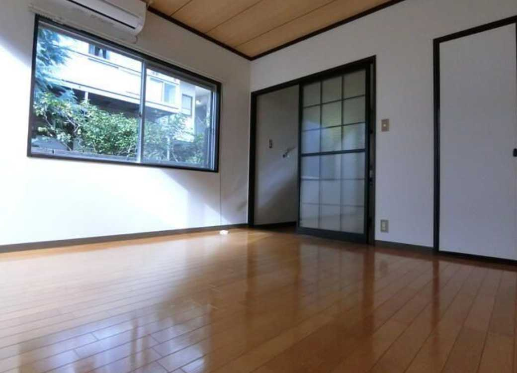 パインハイツ　南西角部屋　礼金０　バストイレ別の居間・リビング