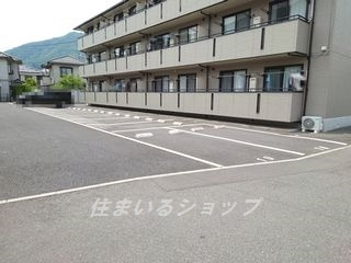 広島市安佐北区亀山１丁目のアパートの駐車場