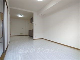 広島市安佐北区亀山１丁目のアパートの居間・リビング
