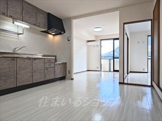 広島市安佐北区亀山１丁目のアパートの居間・リビング|新品エアコン・照明あり
