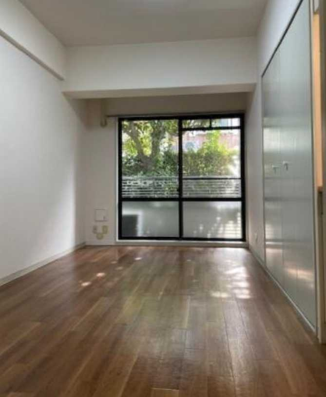 パークサイドフラット三茶　陽当たり良好　室内洗濯機置場　宅配ボックスの居間・リビング