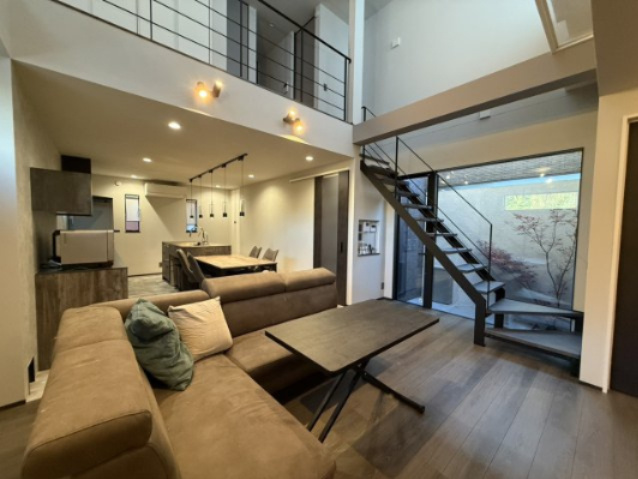 日進市梅森町北田面戸建の居間・リビング|LDK約22.5帖　開放感のある吹き抜けや猫と暮らせるキャットウォークがございます。