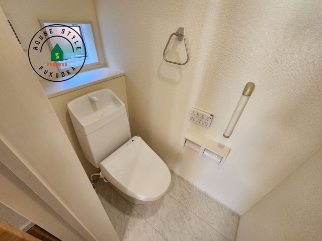 福岡市城南区東油山2丁目第1-2棟（1号棟）のトイレ|温水洗浄便座を完備しております。2ヶ所にトイレがあるのは朝の慌ただしい時間も安心です。