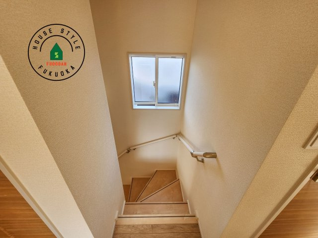 福岡市城南区東油山2丁目第1-2棟（1号棟）の内装|＜手すり付階段＞手すりがないと階段の昇り降りで危険なことはもちろん、壁に手をつきながら歩くことで壁紙が汚れやすくなります。すべての方に快適に昇り降りしていただくため、手すりを設置しました。