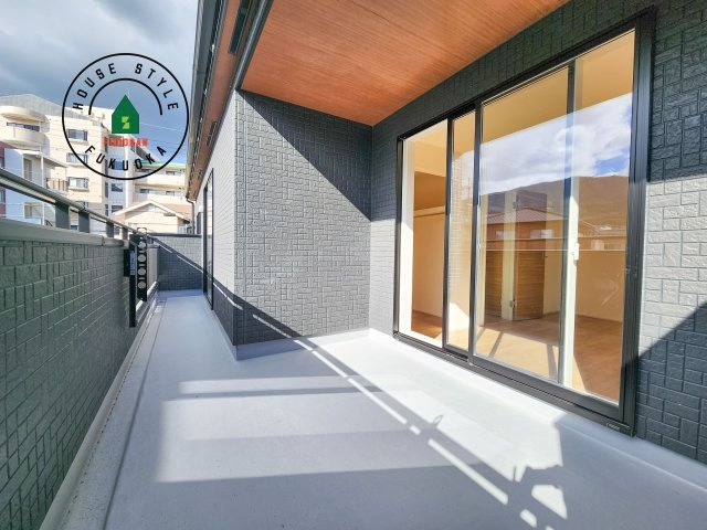 福岡市城南区東油山2丁目第1-2棟（1号棟）のバルコニー|風をしっかりと感じられるバルコニーでは、毎日が洗濯日和です。広々としているので洗濯も楽しくなるでしょうし、気分転換にバルコニーからの眺めを楽しむのもいいでしょう。