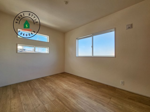 福岡市城南区東油山2丁目第1-2棟（1号棟）の洋室|採光良好な洋室は全居室、複層ガラスの遮熱効果と断熱効果で、一年中快適に過ごせます。