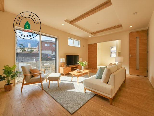 福岡市城南区東油山2丁目第1-2棟（1号棟）の居間・リビング|明るく開放的なリビングダイニングは豊かな陽光が注ぎ込み、やすらぎの空間を演出してくれます。ご家族で楽しいひとときをお過ごし下さい。※家具はCGを合成したものです。