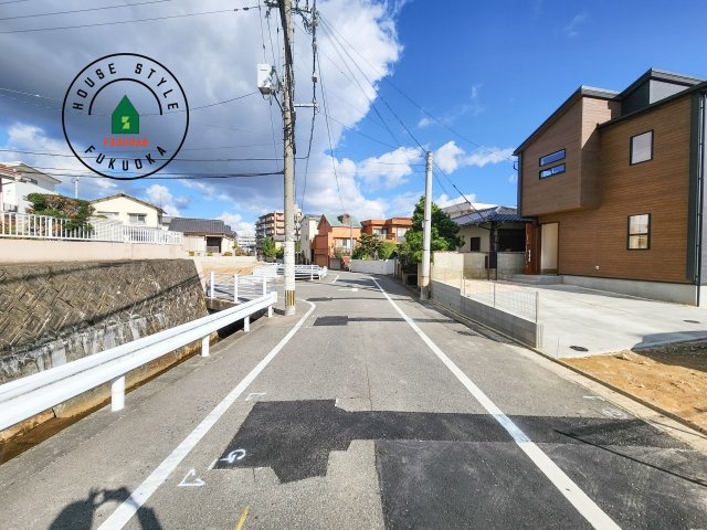 福岡市城南区東油山2丁目第1-2棟（1号棟）の前面道路含む現地写真|前面道路は閑静な住宅地をはしる車通りの少ない道路。お車の出し入れが苦手なママや小さなお子様にも安心ですね。しっかり舗装もされているので、ベビーカーや自転車で通っても快適に通行できます。前面道路です。