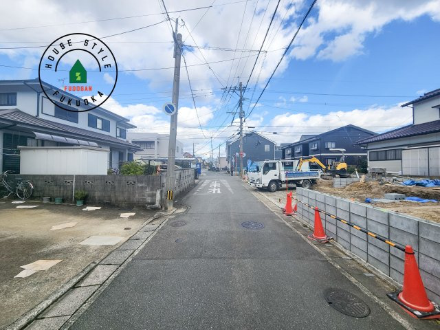 福岡市南区弥永2丁目第3-2棟（2号棟）の前面道路含む現地写真|前面道路は閑静な住宅地をはしる車通りの少ない道路。お車の出し入れが苦手なママや小さなお子様にも安心ですね。しっかり舗装もされているので、ベビーカーや自転車で通っても快適に通行できます。
