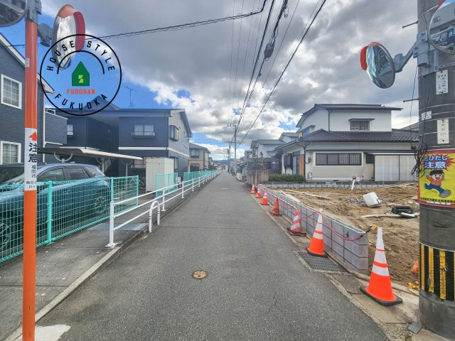 福岡市南区弥永2丁目第3-2棟（1号棟）の前面道路含む現地写真|前面道路は閑静な住宅地をはしる車通りの少ない道路。お車の出し入れが苦手なママや小さなお子様にも安心ですね。しっかり舗装もされているので、ベビーカーや自転車で通っても快適に通行できます。