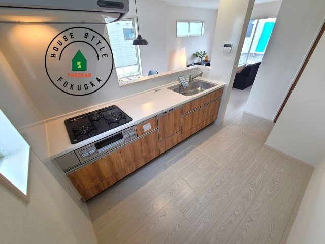 福岡市南区弥永2丁目第3-2棟（1号棟）の内観：施工例|ダイニングテーブルへの配膳がラクラク、お料理はかどるカウンター付きシステムキッチン！