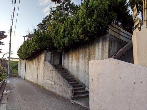 新潟市中央区有明台の前面道路含む現地写真|現況は古家が建っていますが、更地渡しご希望の際はご相談ください。