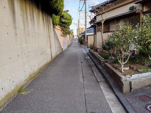 新潟市中央区有明台の前面道路含む現地写真|敷地と前面道路との間で約3mの高低差があります。