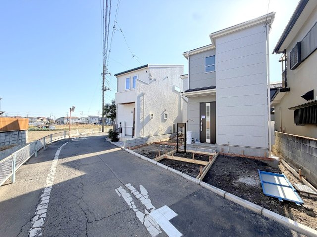 昭島市中神町2丁目  新築戸建の前面道路含む現地写真