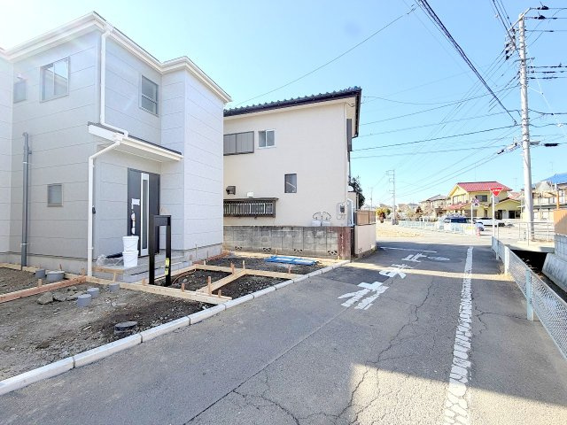 昭島市中神町2丁目  新築戸建の前面道路含む現地写真