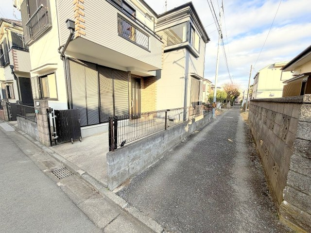 昭島市美堀町2丁目　中古戸建の前面道路含む現地写真