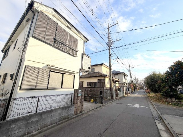 昭島市美堀町2丁目　中古戸建の前面道路含む現地写真