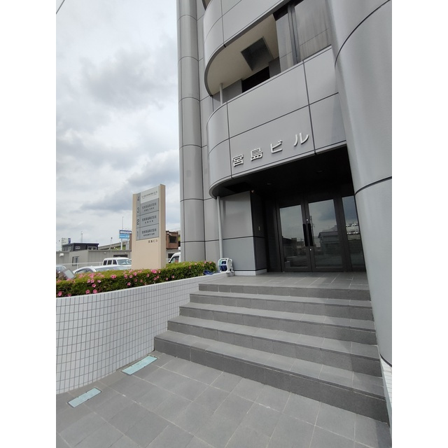 宮島ビルのエントランス