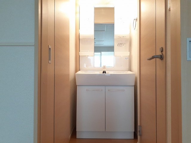 サラールⅢの洗面所|ゆったりとスペースのある洗面所