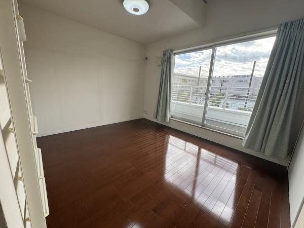 【洋室】 | セボンヴェルディア二子玉川 | 南向きにつき、陽当たり良好です！
目の前が小学校校庭の為、開放感がある眺望です♪