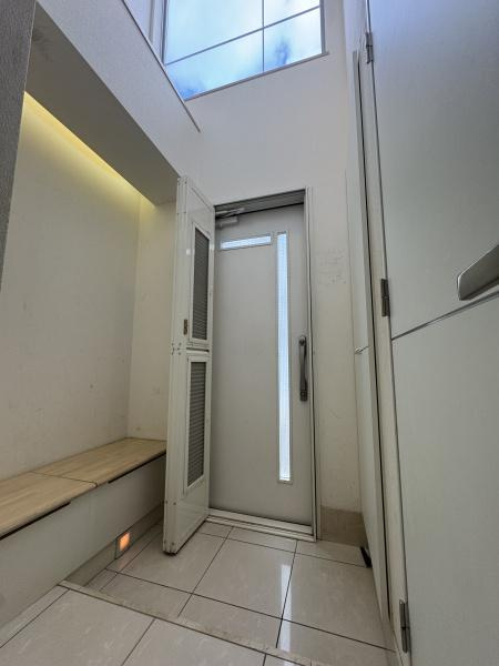 セボンヴェルディア二子玉川の玄関|玄関上部は吹き抜けになっており、大きな窓からは心地よい陽が入ります♪