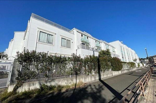 セボンヴェルディア二子玉川の外観|2004年5月新築、戸建ての開放感とマンションの利便性を兼ね備えたタウンハウスです！
マンションエントランス目の前は桜並木で、春には綺麗な桜のアーチとなります♪