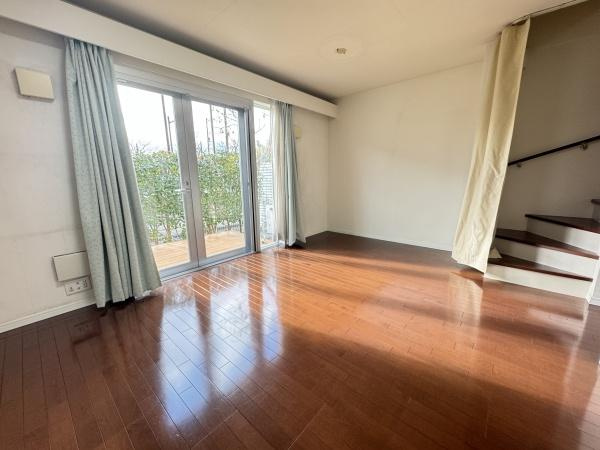 セボンヴェルディア二子玉川の居間・リビング|窓からの日差し・風・すべてが心地よくゆったりとした時間を過ごせます♪