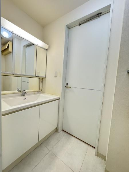 セボンヴェルディア二子玉川の独立洗面台|十分な大きさの洗面台は収納力大。身だしなみチェックや歯磨きなど、朝の慌ただしい時間でも余裕とゆとりを感じられます♪