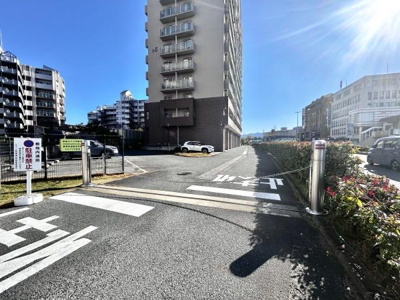 【駐車場】 | ソワール新檜尾台５号棟 | お車の出し入れも楽々ですね♪現地駐車場部分になります！駐車場空有です！
