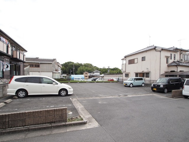 シャルマン2番館の駐車場