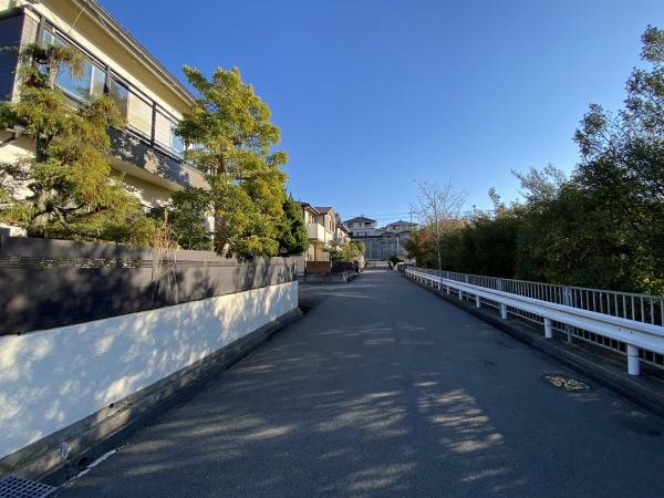 【前面道路含む現地写真】