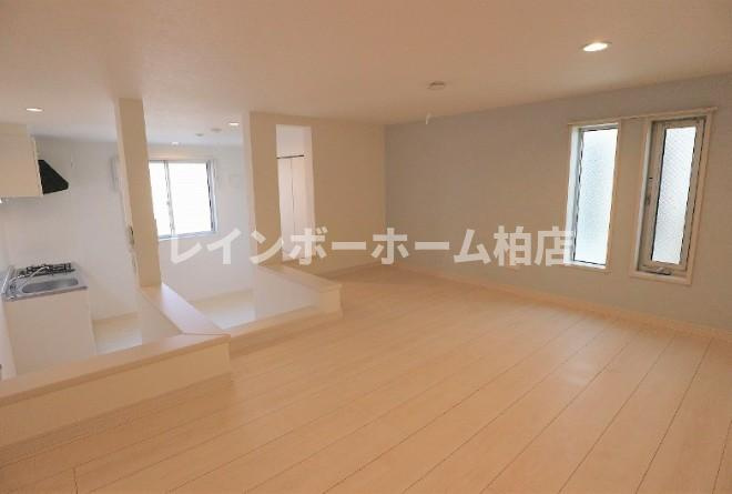 火災保険は貸主負担♪二人入居可♪オートロック♪デザイナーズ♪の居間・リビング
