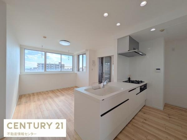 【居間・リビング】 | シャルマンフジビルト・モアー天神ノ森 | 南向きで陽当りの良いリビングダイニングキッチン！