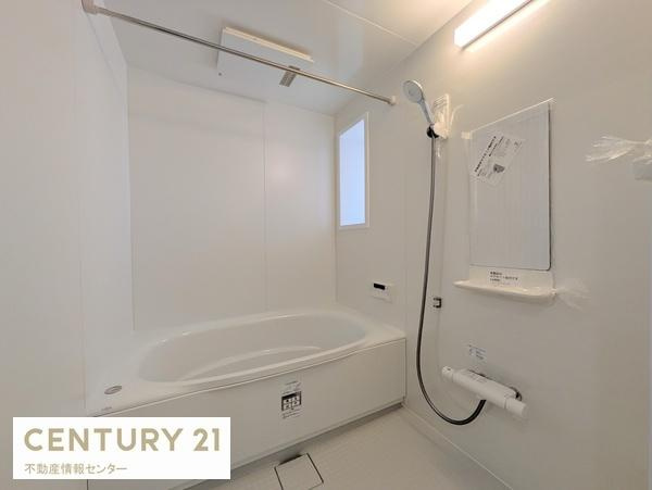 【浴室】 | シャルマンフジビルト・モアー天神ノ森 | 浴室暖房乾燥機付きのバスルーム！
雨の日の洗濯物も楽々です！
浴室には窓もあります！