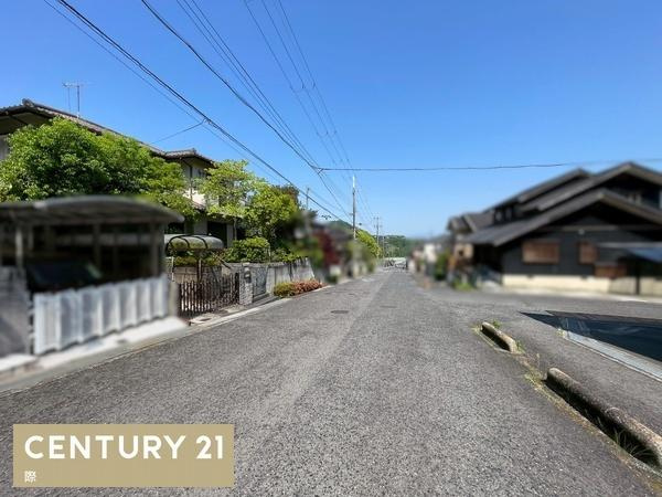 橋本市三石台2丁目　中古戸建の前面道路含む現地写真