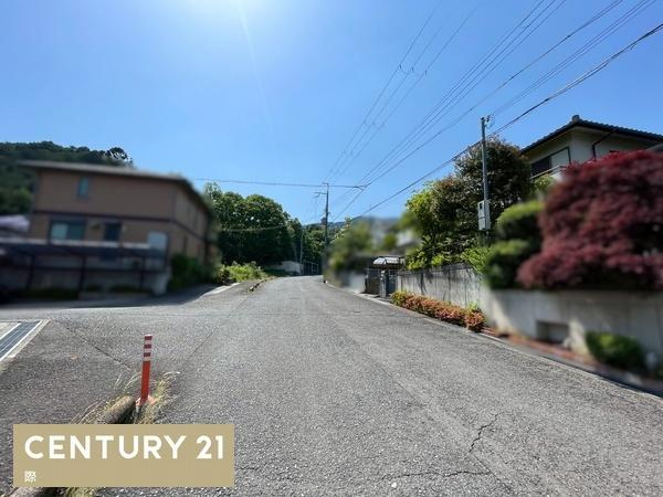 橋本市三石台2丁目　中古戸建の前面道路含む現地写真