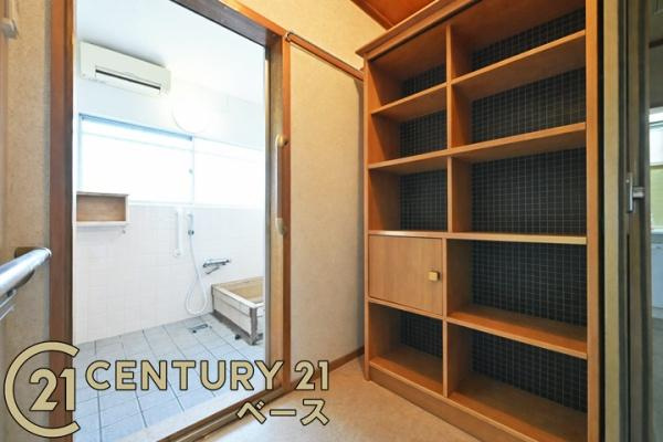 香芝市穴虫の中古一戸建の独立洗面台|■現地撮影写真■広々とした脱衣スペースも収納付きです！