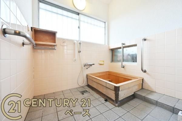 香芝市穴虫の中古一戸建の浴室|■現地撮影写真■木製の浴槽は風情を感じます