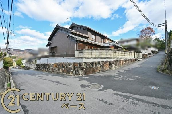 香芝市穴虫の中古一戸建の前面道路含む現地写真|■現地撮影写真■前面道路は広々でお車の出し入れも楽々！