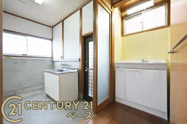 香芝市穴虫の中古一戸建の内装|■現地撮影写真■土間から勝手口へと出入りが可能です