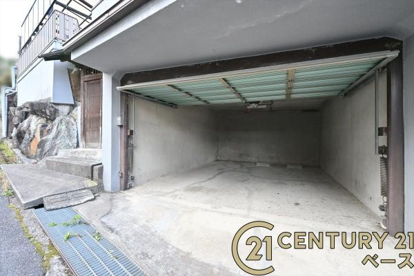 香芝市穴虫の中古一戸建の駐車場