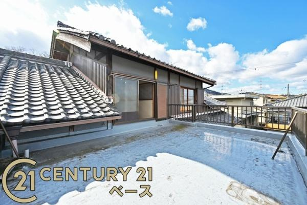 香芝市穴虫の中古一戸建のバルコニー|■現地撮影写真■日当たりのよい広々バルコニー！お布団干しもラクに行えます！
