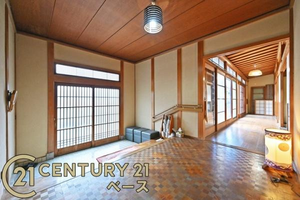 香芝市穴虫の中古一戸建の玄関|■現地撮影写真■明るく広々とした玄関が家族やお客様を迎えてくれます！