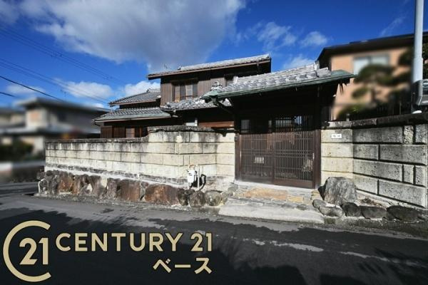 香芝市穴虫の中古一戸建の和室|■現地撮影写真■２間続きの和室と縁側でほっこりくつろげます！

