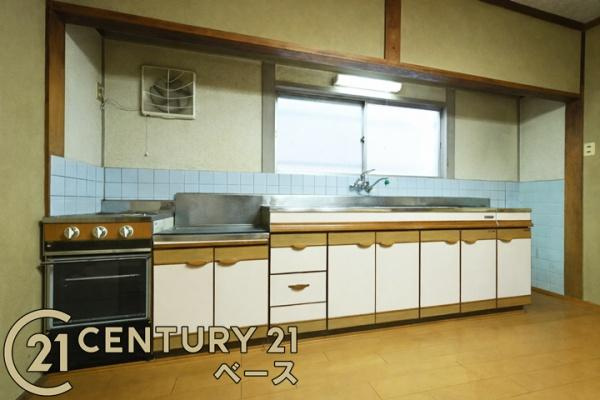香芝市穴虫の中古一戸建のキッチン|■現地撮影写真■収納力のあるキッチンです！