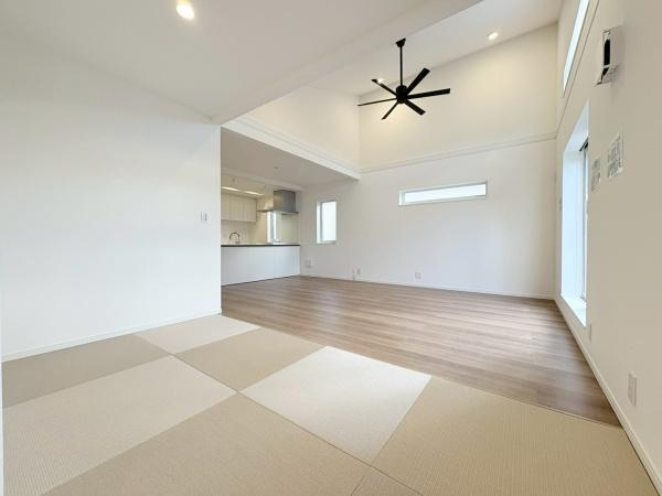 茅ヶ崎市東海岸南４丁目の新築一戸建の居間・リビング|畳側から見たリビングです！