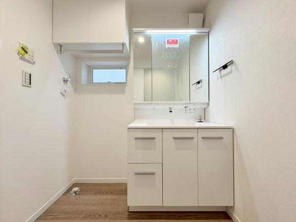 茅ヶ崎市東海岸南４丁目の新築一戸建の独立洗面台|収納棚の付いた洗面化粧台