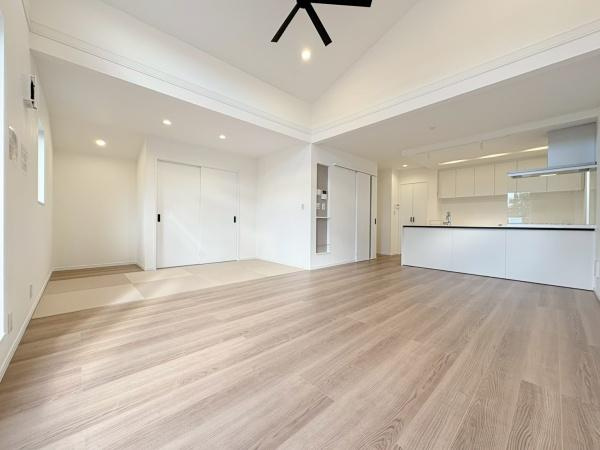 茅ヶ崎市東海岸南４丁目の新築一戸建の居間・リビング|バルコニー側から見たリビングです！